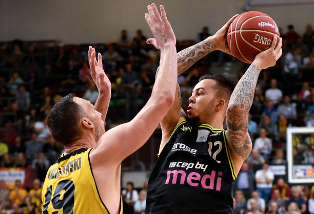 她以坚定的 她以坚定的